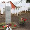 Gedenkstele in Merseburg (Bereich Neumarkt) zur Erinnerung an die im Holocaust durch die Nationalsozialisten ermordeten 12 Merseburger Sinti und Roma. An der Stele steht eindrucksvoll 