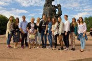 Anastasia Gulei mit Jugendlichen aus Sachsen-Anhalt und der Ukraine in Babij Jar